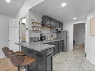 Lawrenceville Central !1 Modern and Cozy One Bedroom Apartment with Free Street Parking - Pittsburgh - 5