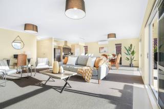 Cinema, Pool-Table, Dart Board, -By KOSH BNB - Hamilton - 8