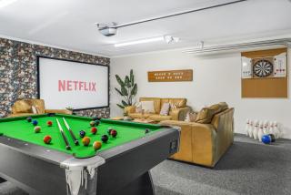 Cinema, Pool-Table, Dart Board, -By KOSH BNB - Hamilton - 0