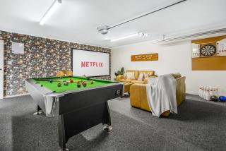 Cinema, Pool-Table, Dart Board, -By KOSH BNB - Hamilton - 3
