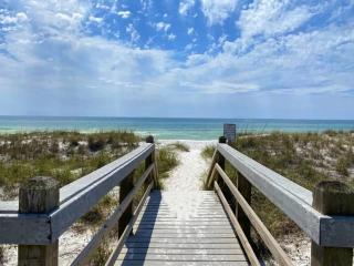 Beach Beauty 4 bed 3 bath home 5 min walk to beach in gated community - Destin - 9