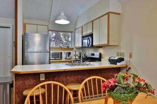 Woods Resort and Spa - Cozy 2-Bedroom Condo Minutes to Ski Resort - Spa, Pool, Hot Tub, Tennis, Fireplace - Killington - 3