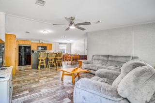 7 Mi to Crystal River Home with Yard and Fire Pit! - 7