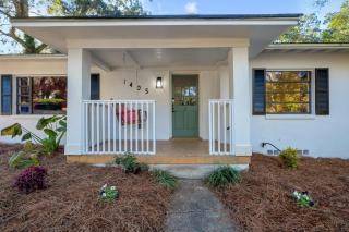 Spacious 4BD - Central Stay with Backyard & Games - Tallahassee - 1