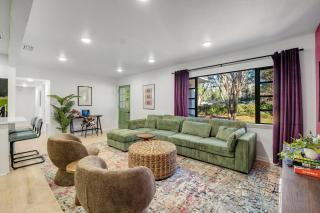 Spacious 4BD - Central Stay with Backyard & Games - Tallahassee - 0