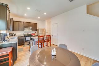 8 Mi to Lackland AFB Pet-Friendly Home with Yard! - San Antonio - 4