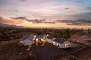 Vintners Village California-Chic Wine Estate - - 5