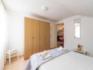 Villa Desin - Three Bedroom Apartment with Terrace and Garden View - 1