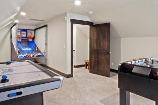 Overlooking Lake View with 3 BR Game Room for 12 guests - 5