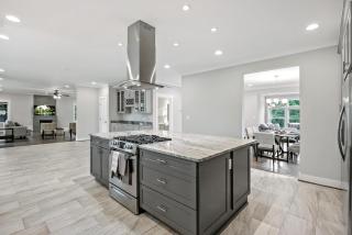 The Ultimate Luxury Home with Jacuzzi & Garage - 1