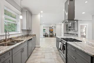 The Ultimate Luxury Home with Jacuzzi & Garage - 2