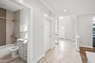 The Ultimate Luxury Home with Jacuzzi & Garage - Falls Church - 3
