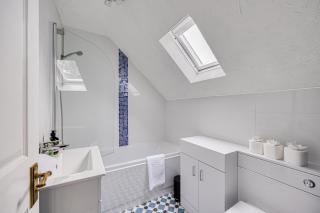 Winslow House - Walking Distance to the High Street - Driveway Parking, Fast WiFi, Smart TV and Self-Check-In by Yoko Property - Buckingham - 6