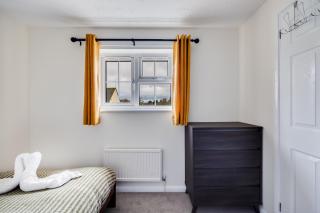 Winslow House - Walking Distance to the High Street - Driveway Parking, Fast WiFi, Smart TV and Self-Check-In by Yoko Property - Buckingham - 2