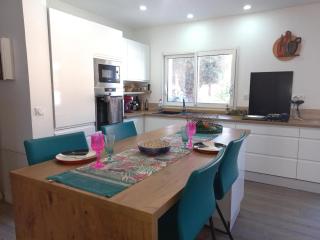 Casa con Jardín, Barbacoa y Cabina Infantil - ES-89-102 - 2