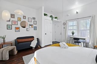 Cozy Upstairs Studio Near Downtown and the River - Sacramento - 1