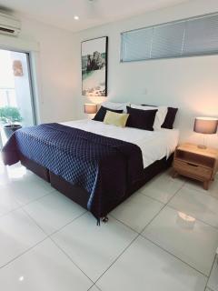 Skyview 2 bathroom Sub-Penthouse Harbour Views - 8