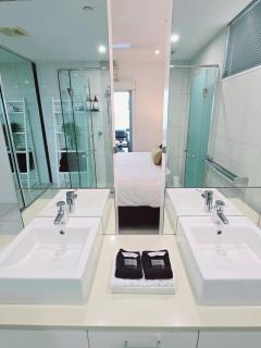 Skyview 2 bathroom Sub-Penthouse Harbour Views - 5