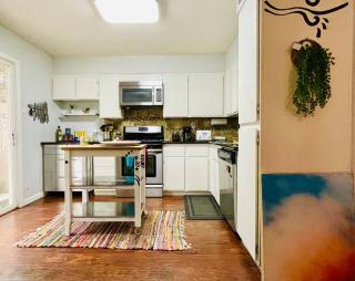 Artist's Condo with 2 Bedroom & Arcade - Sacramento - 4
