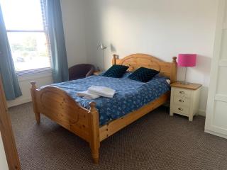 Holiday Home with free parking & 4min to Edinburgh Warverly - 5