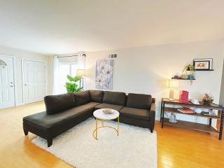Brea Mall romantic two-bedroom house - 6