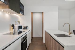 Prime 2BR Apt Panoramic City Views, Pool & Gym - 6