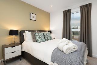 Spacious Modern 2 BR Old Trafford & Free Parking - 5