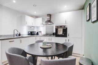 Spacious Modern 2 BR Old Trafford & Free Parking - 3