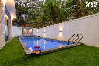 StayVista at Casa Elyra with Pool, AC, Balcony - Lonavala - 0