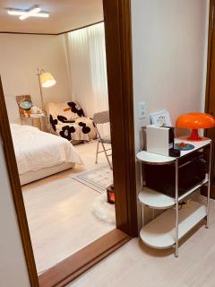Cozy guesthouse, 10 minutes from SNU Entrance Station, accommodation in Sharosu-gil, OTT, Nespresso machine, within 25 minutes by subway to Hongdae, Gangnam, Seongsu, Gwanaksan, up to 5 people - Seoul - 8