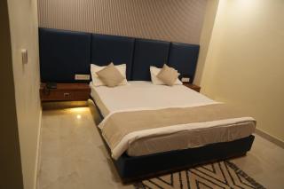 Blackout Bar & Hotel - - 0