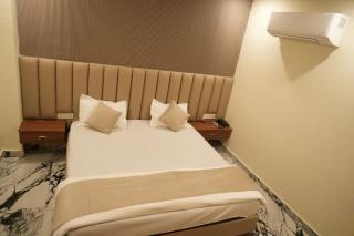 Blackout Bar & Hotel - - 3