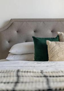 Elegant Studio with Partial sea View in Court Tower - Dubaï - 1