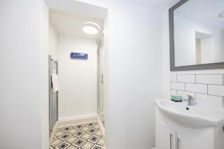 Stylish 2-Bed Flat Steps from Tram Stop - Manchester - 4