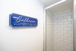 Stylish 2-Bed Flat Steps from Tram Stop - Manchester - 3