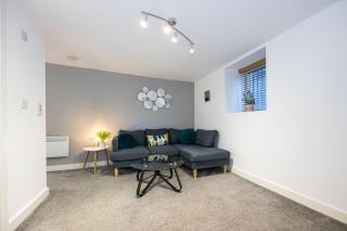 Stylish 2-Bed Flat Steps from Tram Stop - Manchester - 9