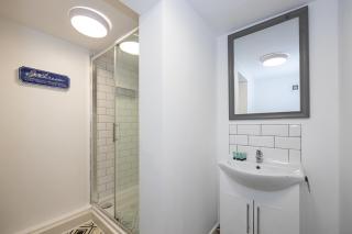Stylish 2-Bed Flat Steps from Tram Stop - Manchester - 5