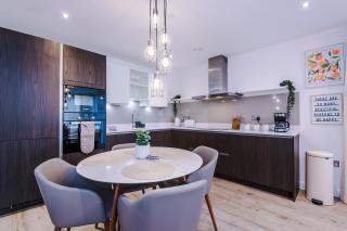 Fully Equipped, City Centre 3Bed Apartment, Balcony With Amazing Views, Sleeps 6 - 8