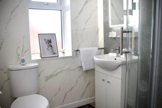 Cosy 2-Bed Home Near St Helens Centre - Free WiFi - 8