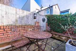 Cozy 2BR apartment w/ sauna & patio garden - 8