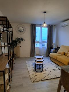 Studio Nimes - Clim - Wifi -Cuisine privatif - salle de bain commune- balcon - Nimes - 3