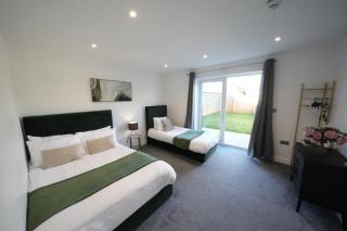 10 Min Drive to Airport - Free Parking - 15 min Bus ride - EV Charge available - 5