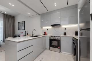 Cozy 1BDR apartment Binghatti Canal Business Bay - 3