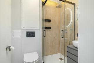 Charming Apartment with a Balcony in Rzeszów by Noclegi Renters - 7