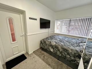 Lovely Double Room with En Suite and separate private entrance - Kingshurst - 7