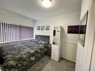 Lovely Double Room with En Suite and separate private entrance Accommodation for 1 Person only - 0