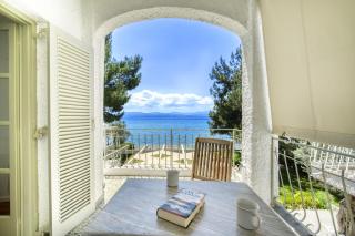 Salt & Stone Beachfront Retreat by Estia - Eretria - 4