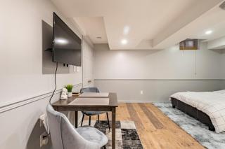 Modern, basement apartment, close to airport - Toronto - 6