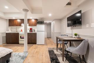Modern, basement apartment, close to airport - Toronto - 4