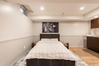 Modern, basement apartment, close to airport - Toronto - 8